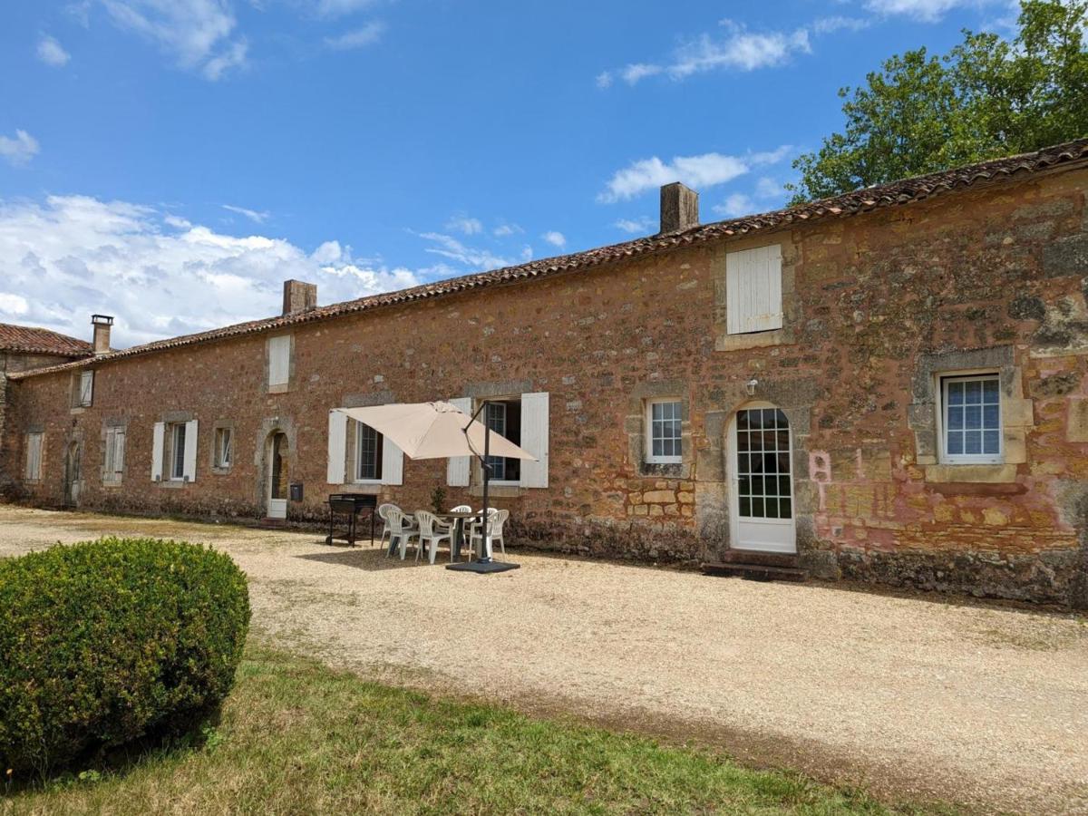 Gite Charmant Au Coeur D'Un Chateau Historique Avec Parc, Proche De Cognac, Ideal Famille Et Nature - Fr-1-653-167 Cherves-de-Cognac Kültér fotó