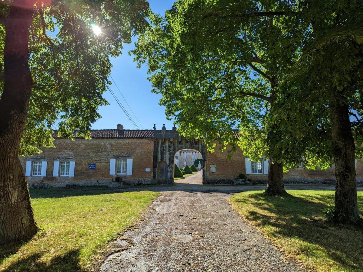 Gite Charmant Au Coeur D'Un Chateau Historique Avec Parc, Proche De Cognac, Ideal Famille Et Nature - Fr-1-653-167 Cherves-de-Cognac Kültér fotó